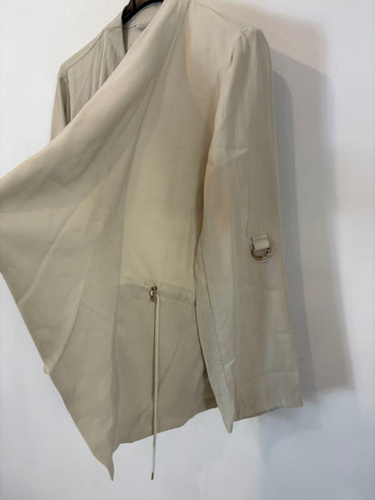 ZARA. Chaqueta beige fluida