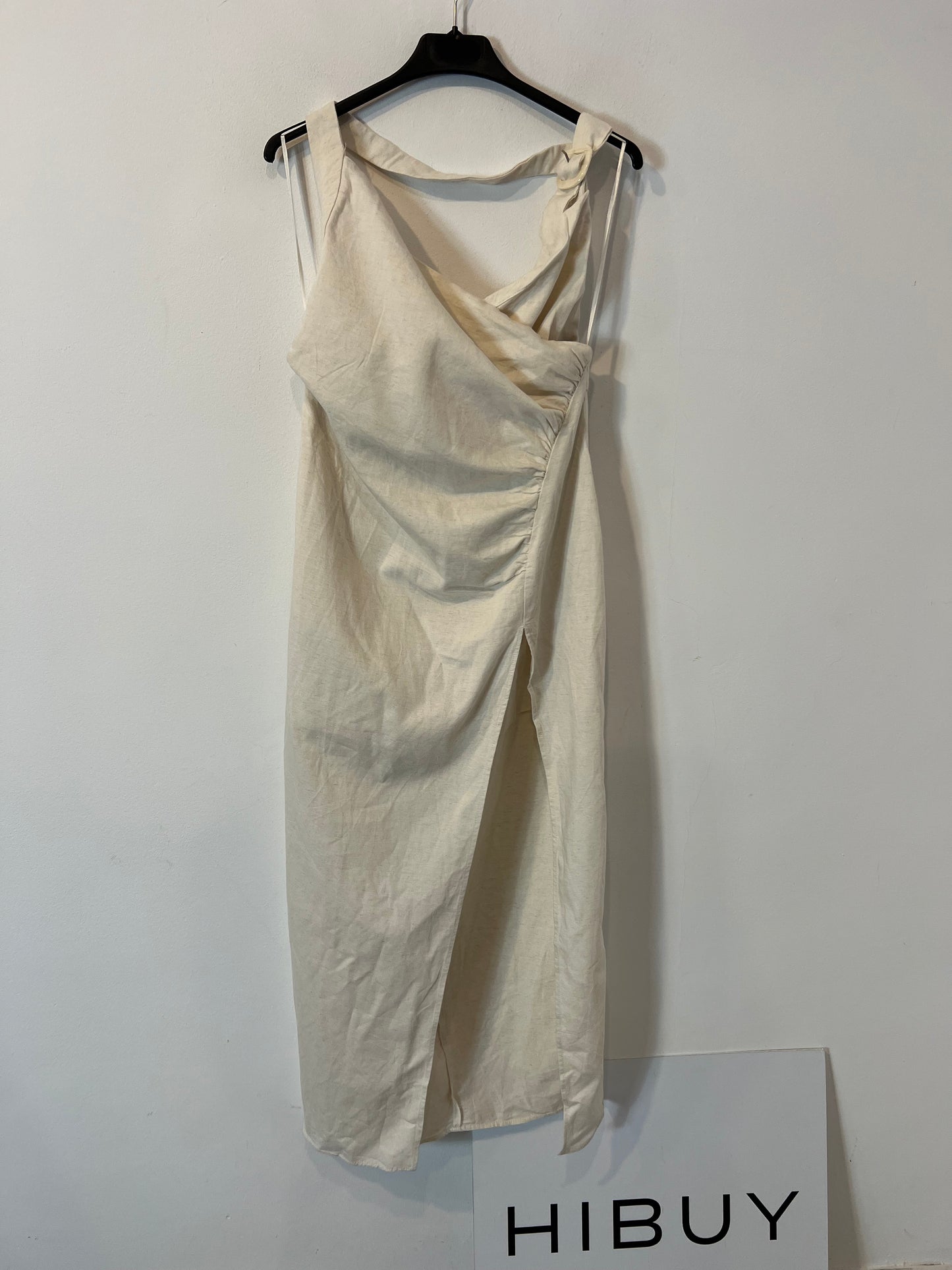 ZARA. Vestido largo color crudo abertura