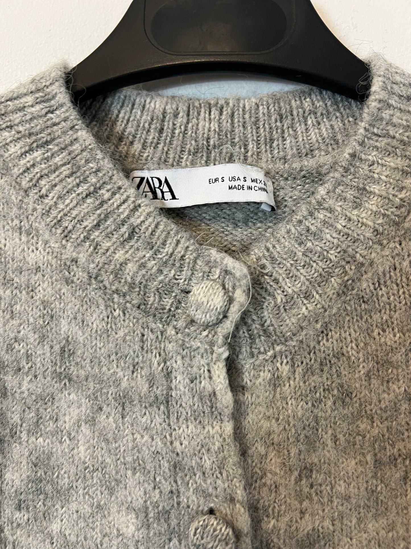 ZARA. Top punto gris pedreria