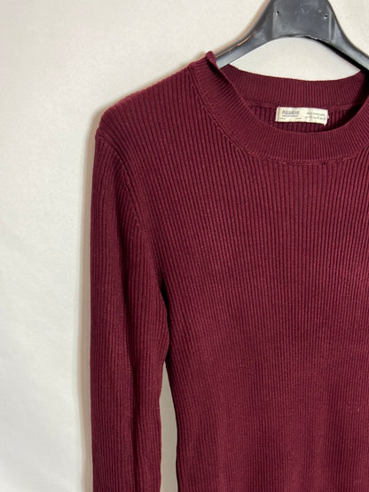 PULL&BEAR . Vestido corto canalé burdeos. T M