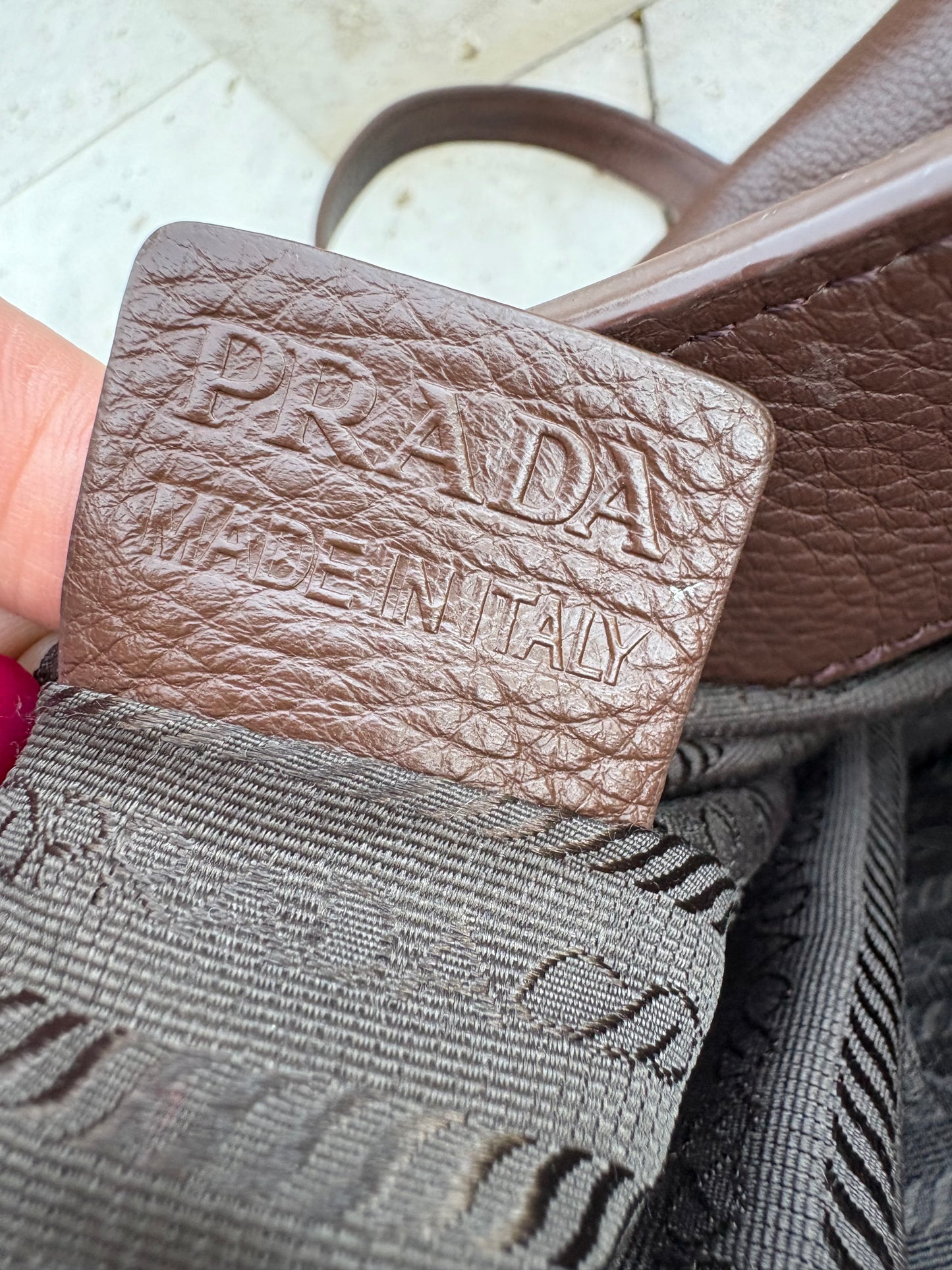 PRADA. Bolso marrón Vitello de piel granulada