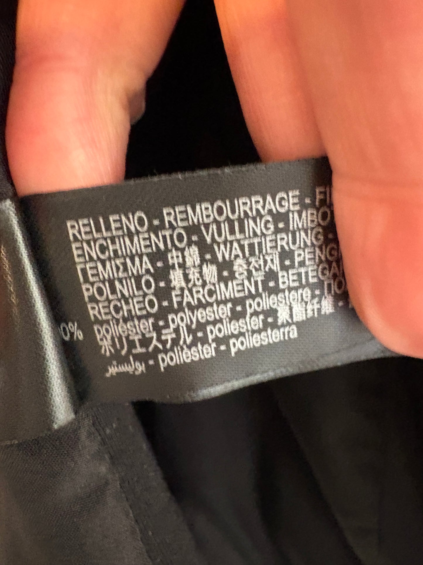 ZARA. Chaqueta negra acolchada neopreno