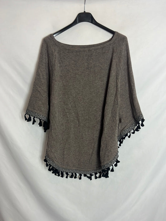 SWEET LADY. Jersey estilo poncho borlas. TS/M