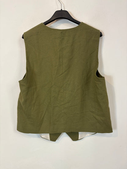 ZARA. Conjunto bermuda y chaleco verde mezcla