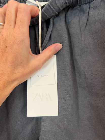 ZARA. Pantalón corto gris lino