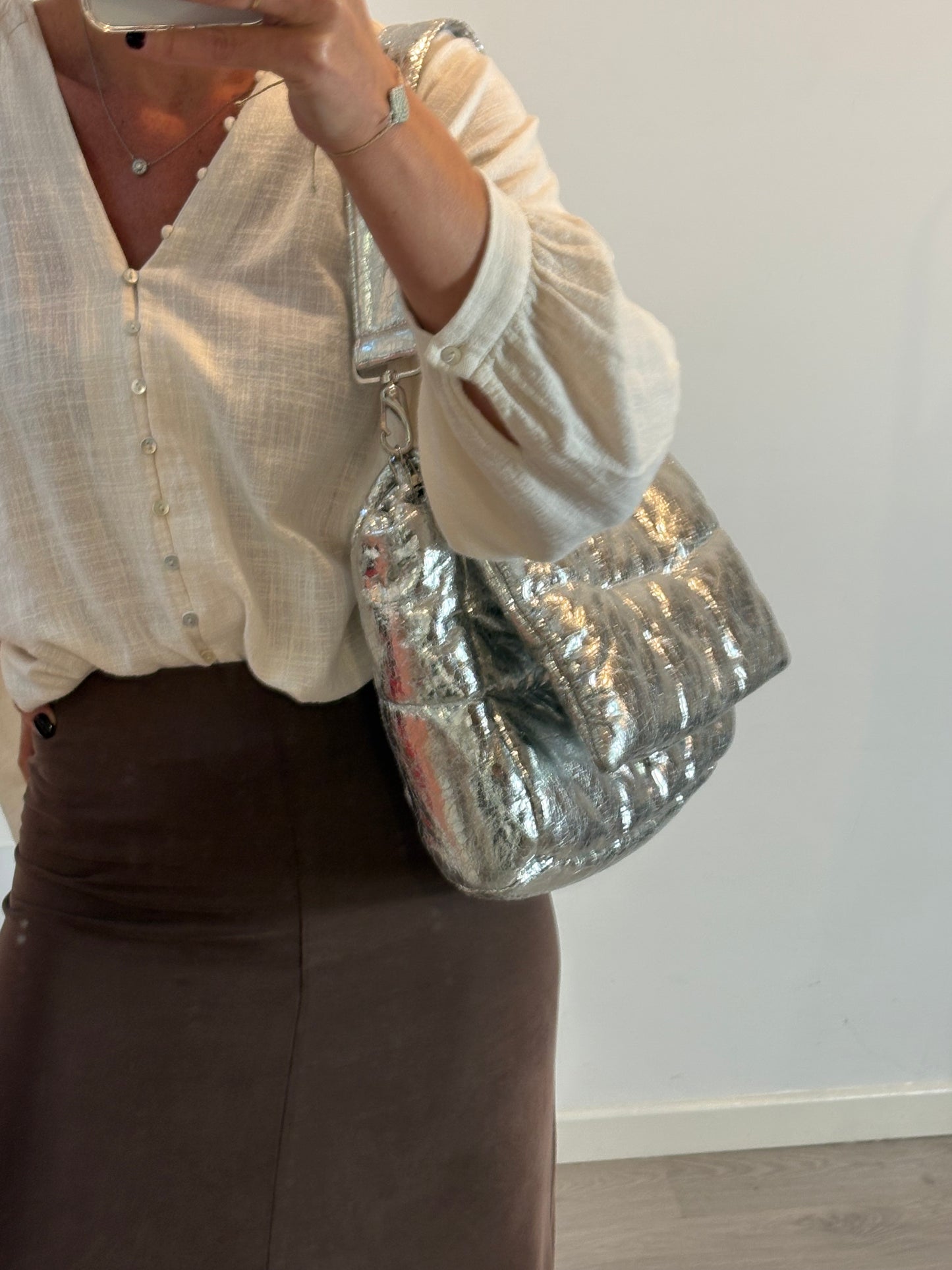 STAND STUDIO. Bolso plateado acolchado