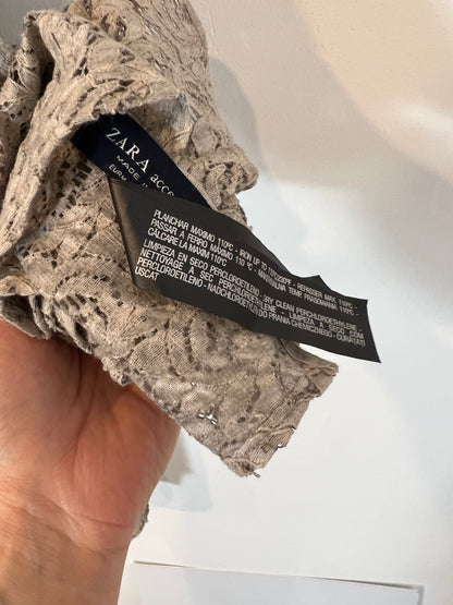 ZARA. Fular textura gris