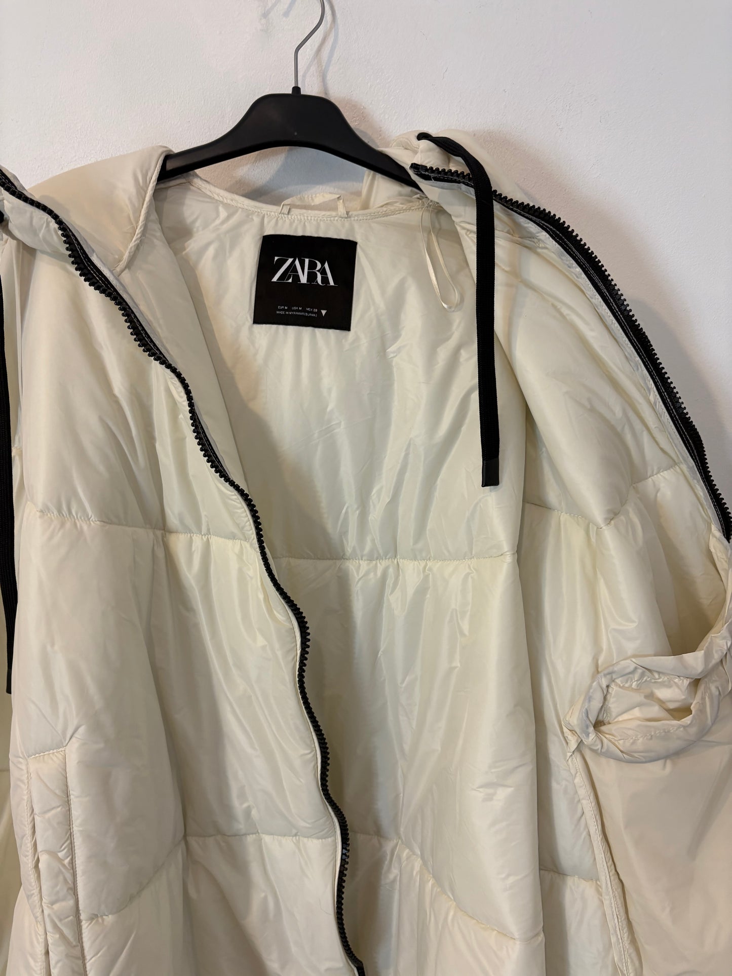 ZARA. Plumas blanco efecto capa