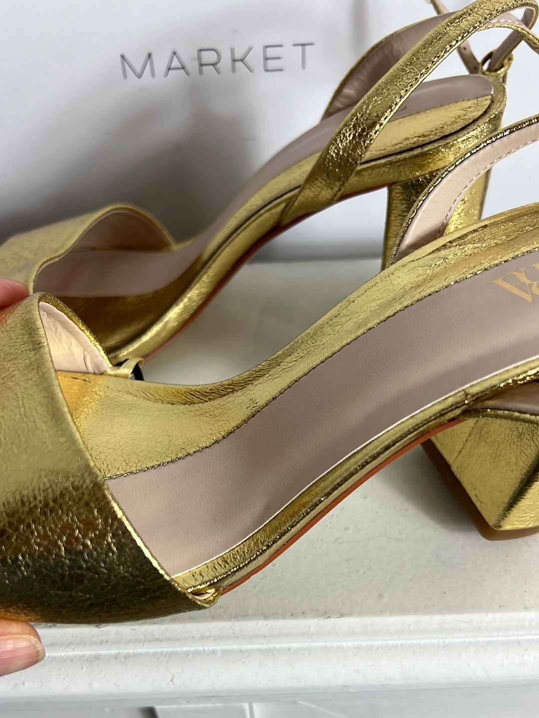 ZARA. Sandalias doradas tiras. T 38