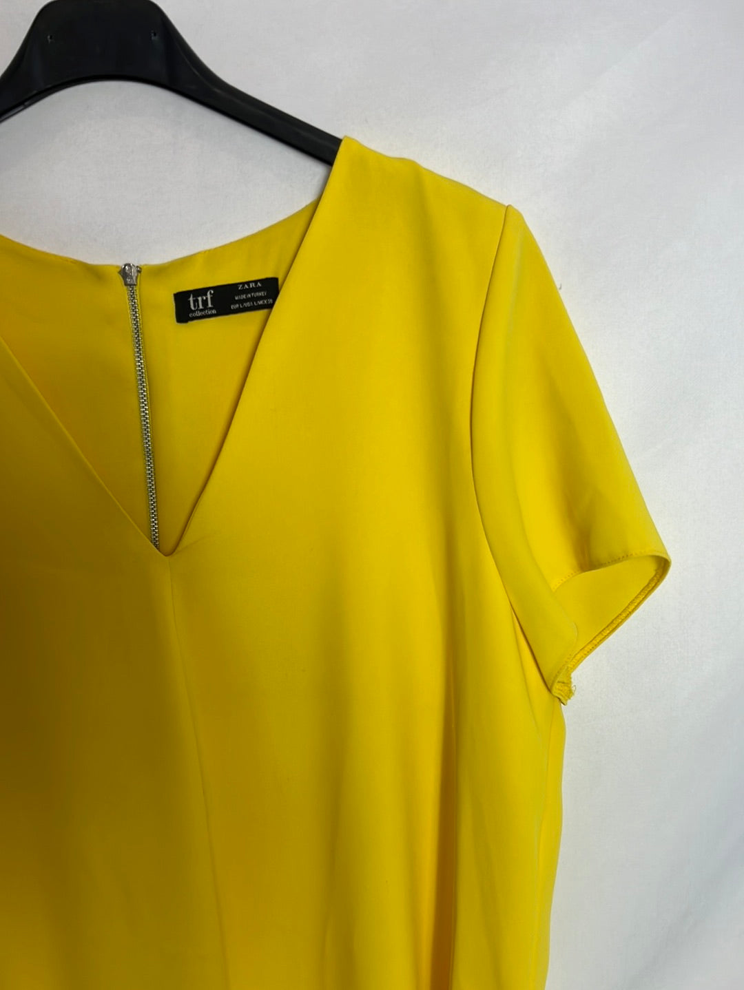 ZARA. Vestido corto amarillo fluido. T L