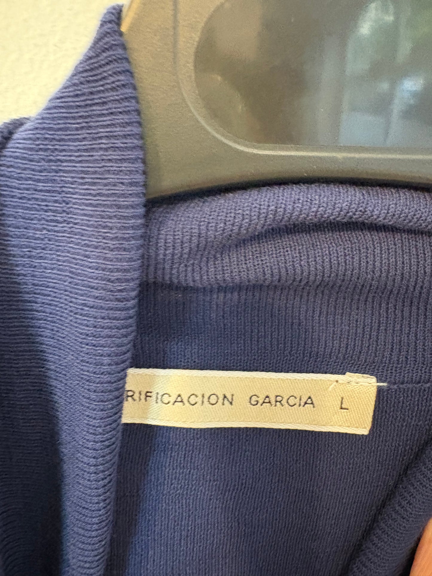 PURIFICACIÓN GARCIA. Jersey azul cuello vuelto