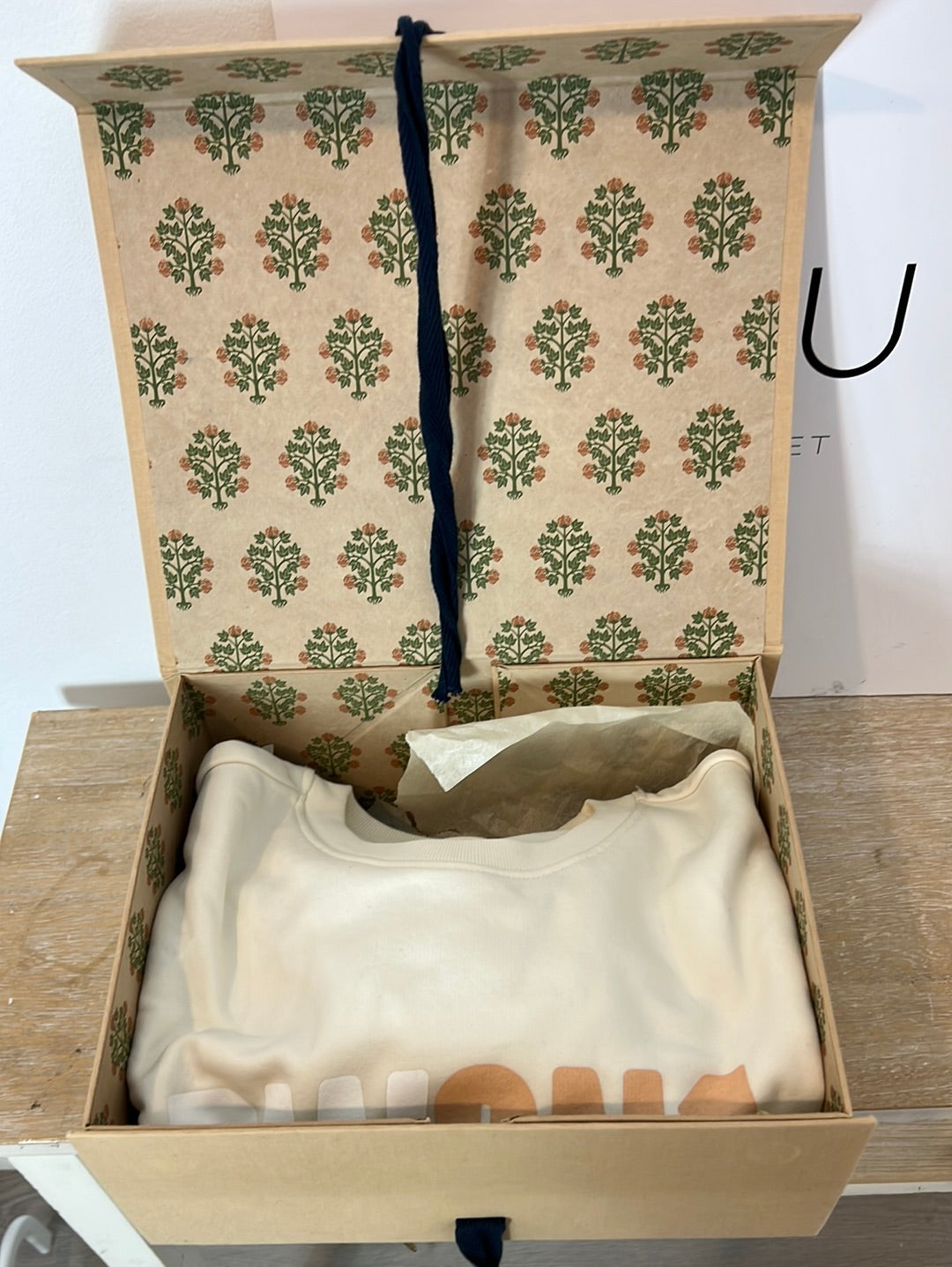 ESTEÉ LAUDER &amp; VALERIA COTONER. White sweatshirt with lettering. TM