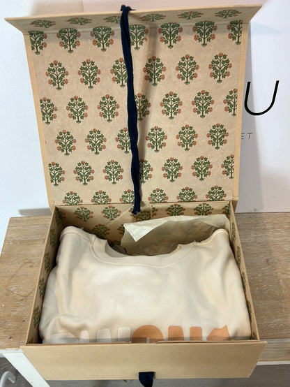 ESTEÉ LAUDER &amp; VALERIA COTONER. White sweatshirt with lettering. TM