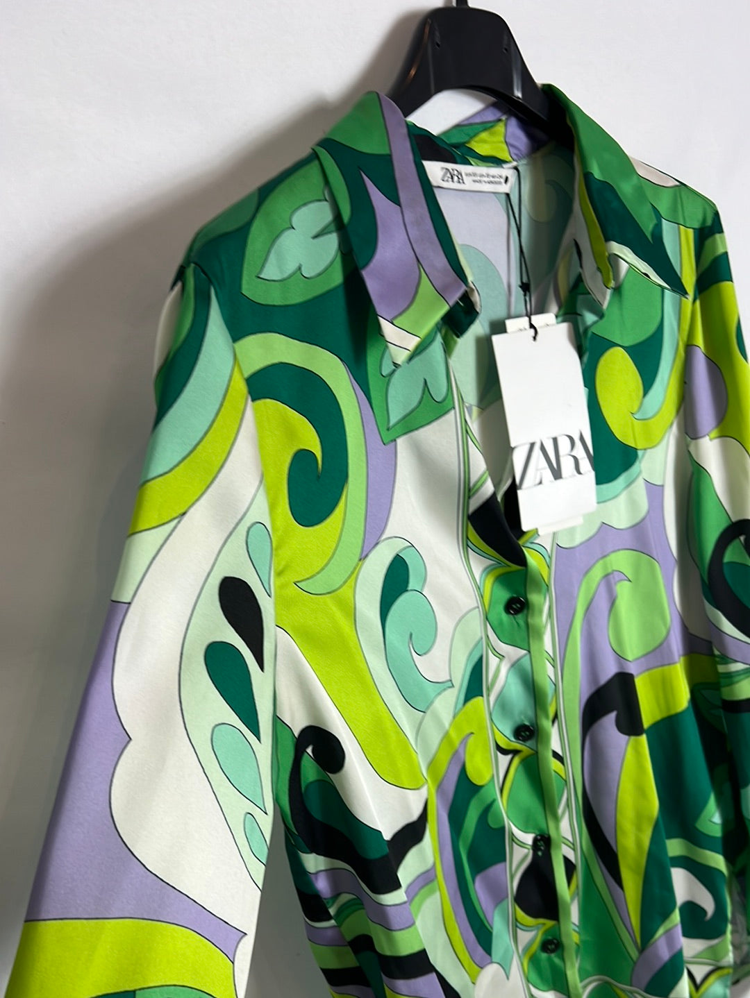 ZARA. Blusa estampada satinada. T XS