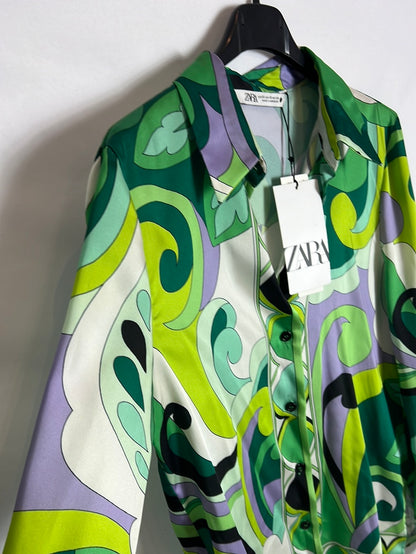 ZARA. Blusa estampada satinada. T XS