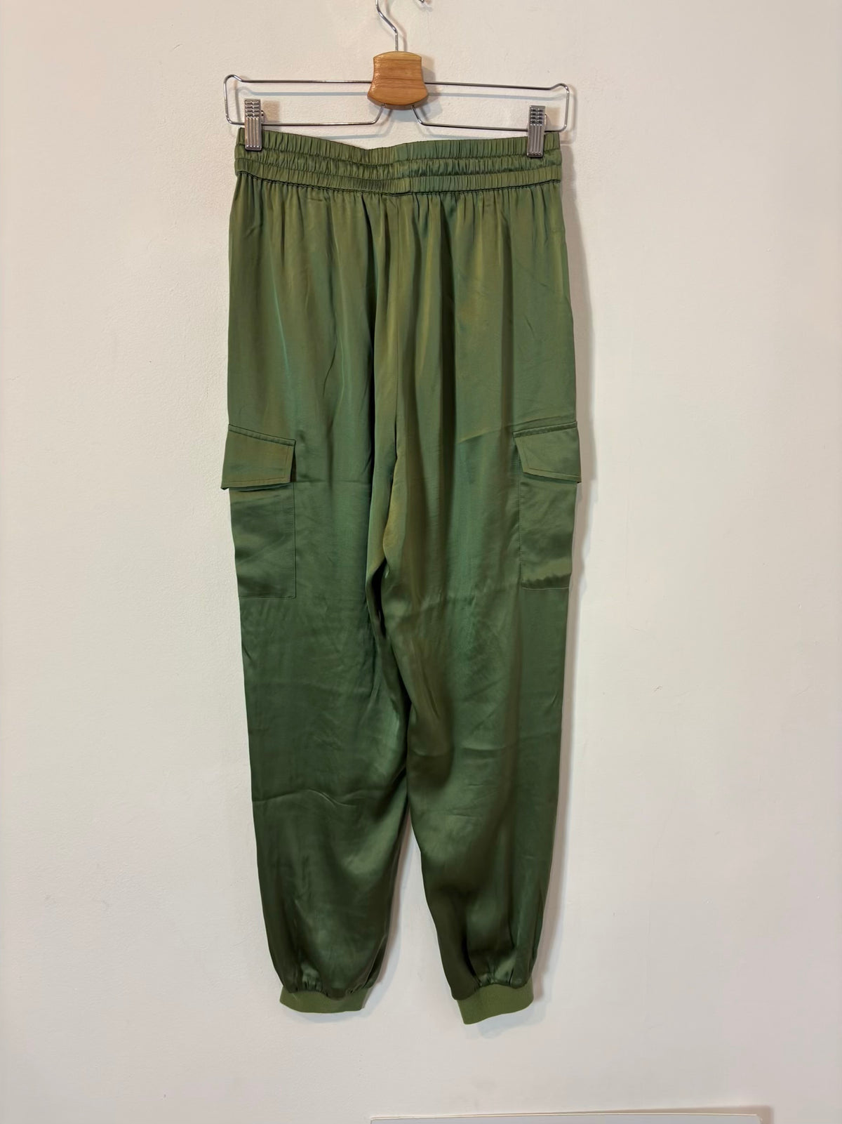 CAMI NYC. Pantalón verde seda bolsillos