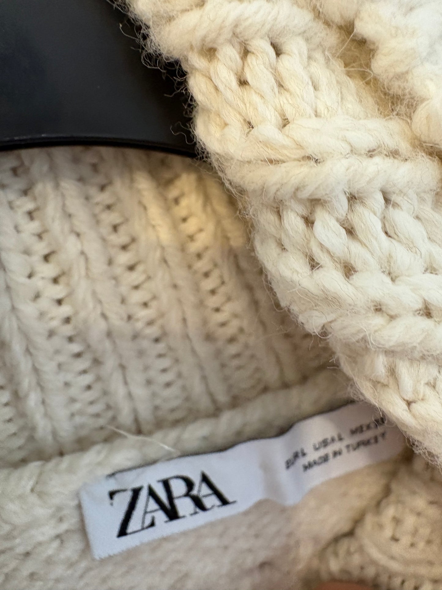 ZARA. Jersey crudo borlas