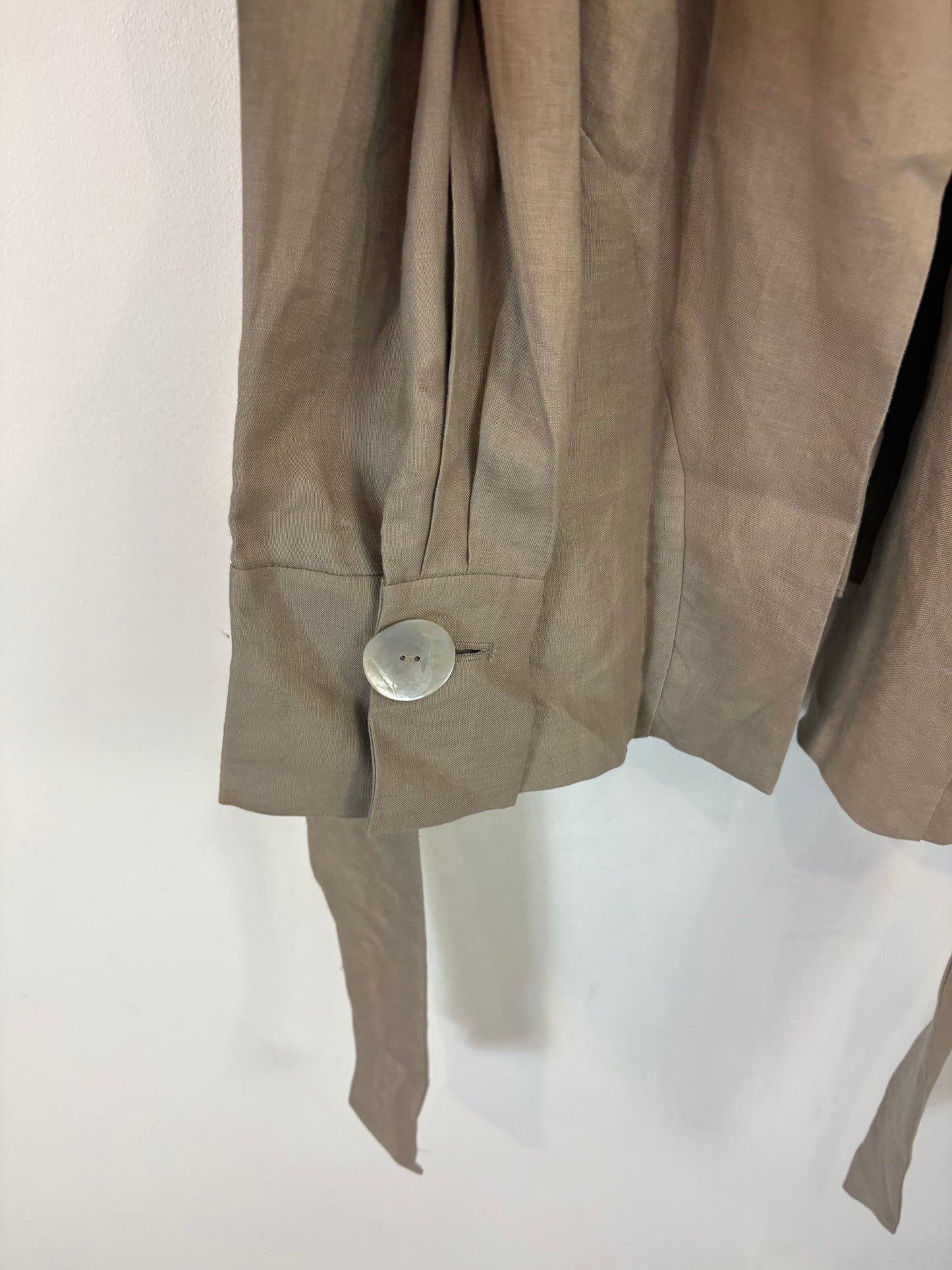 ZARA. Sobrecamisa beige lino