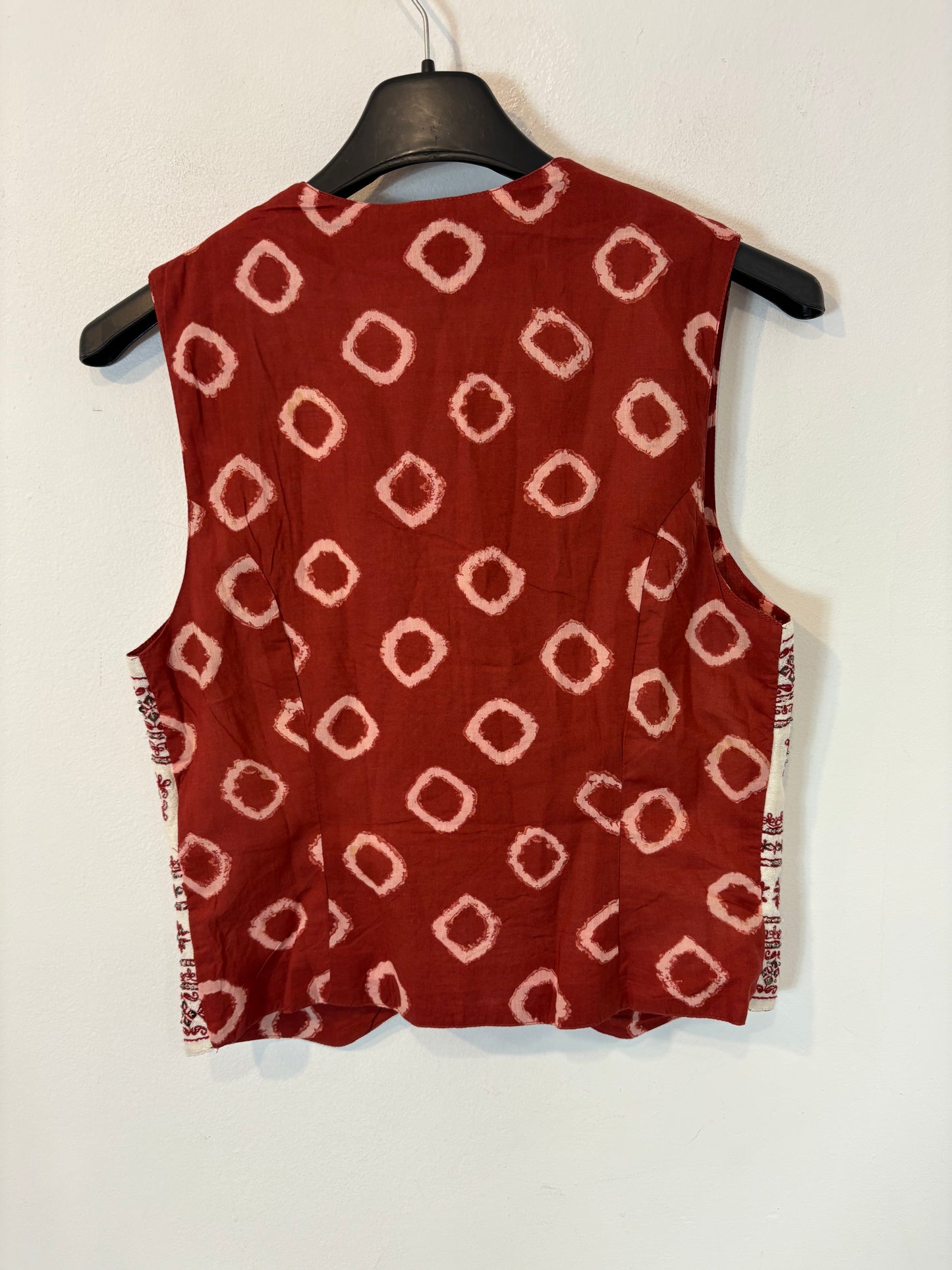 INTROPIA. Conjunto chaleco y falda detalles