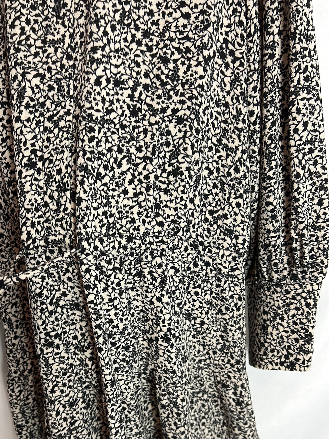 ZARA. Vestido beige flores negras. T L