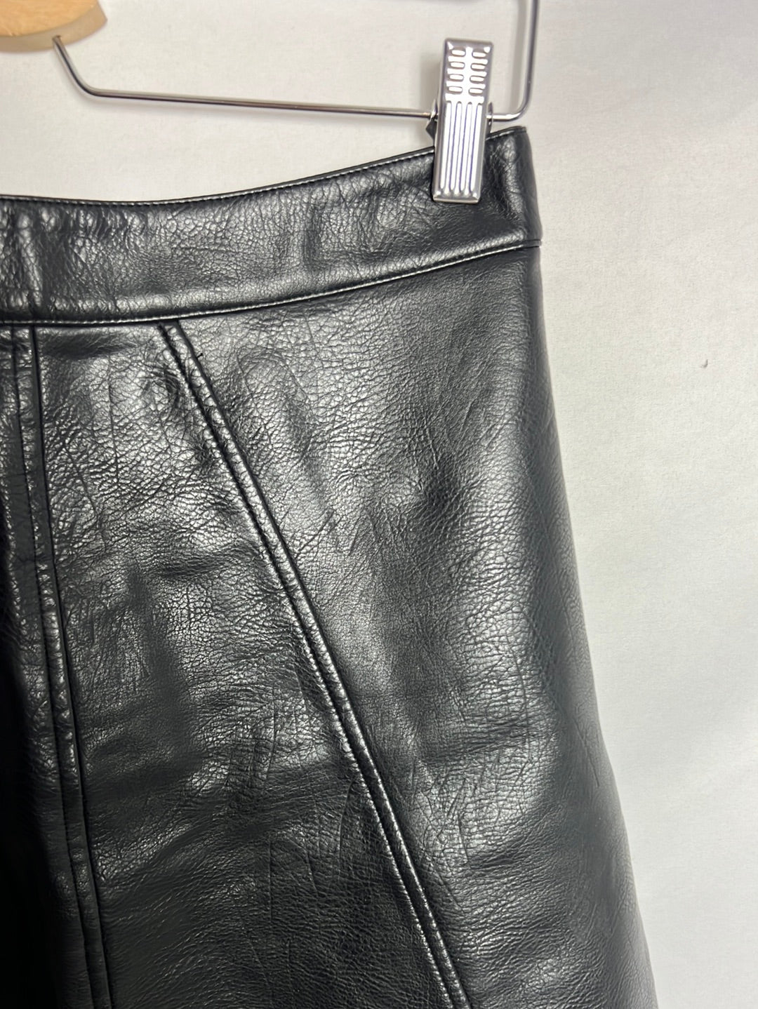 ZARA. Falda negra corta efecto piel. T S
