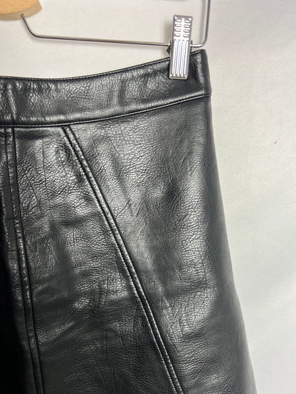 ZARA. Falda negra corta efecto piel. T S