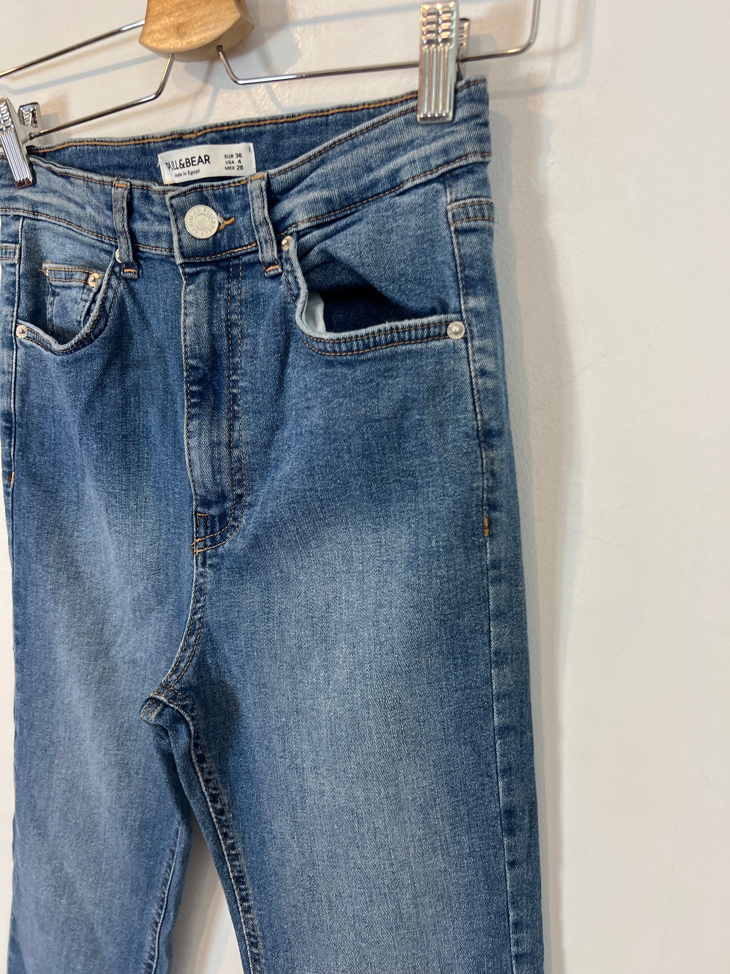 PULL&BEAR. Denim tiro alto cropped. T 36