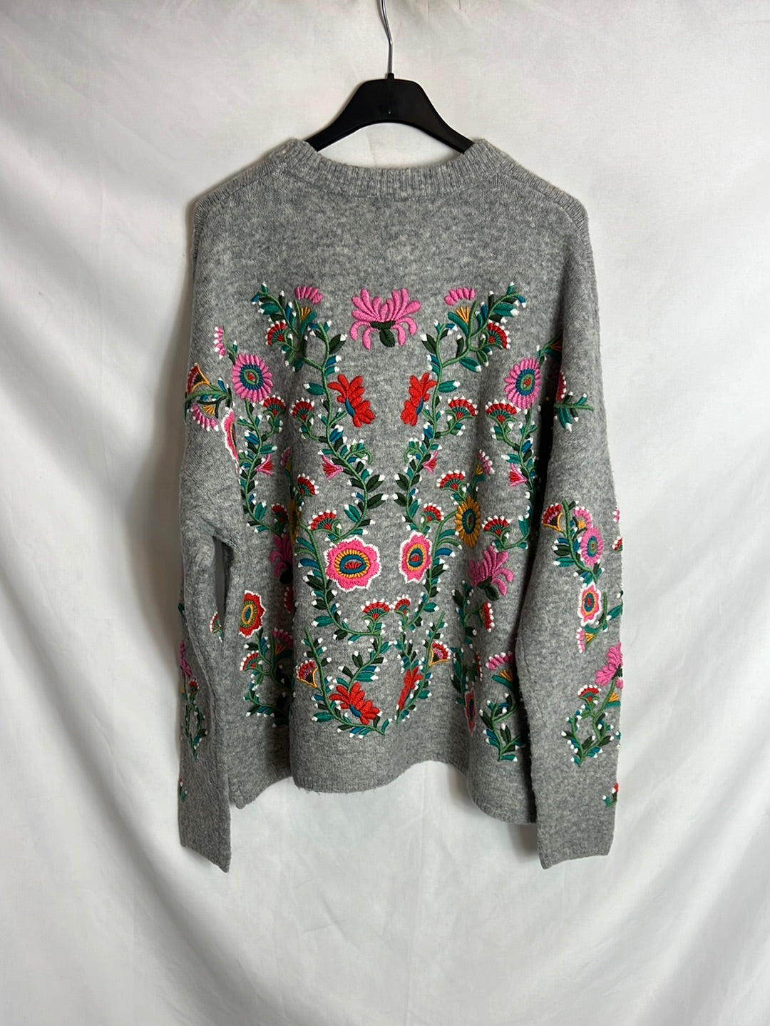 ZARA. Jersey gris bordados. T S