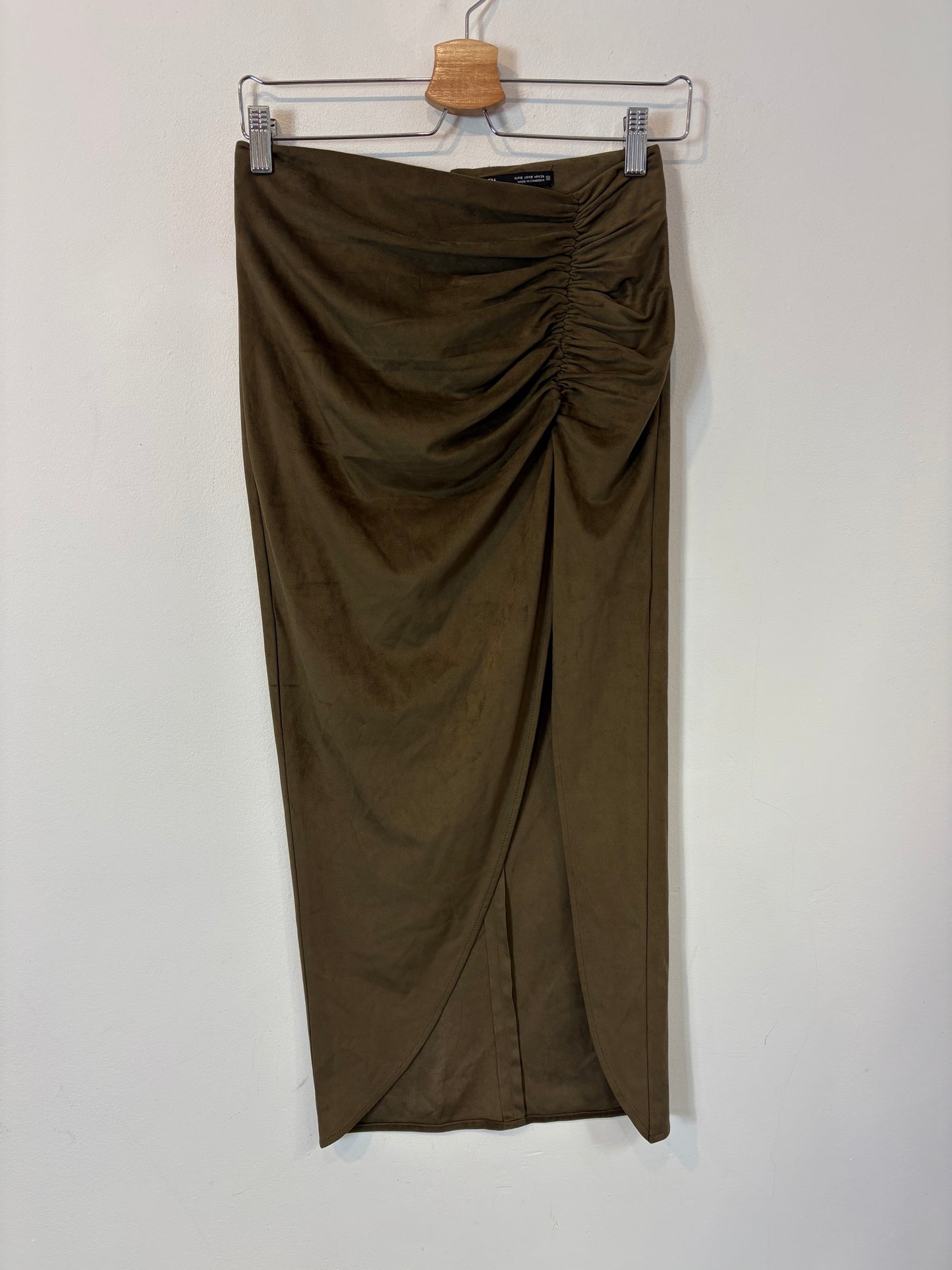 ZARA. Falda midi verde efecto piel