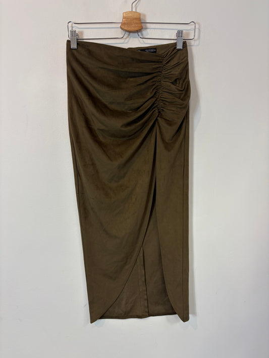 ZARA. Falda midi verde efecto piel