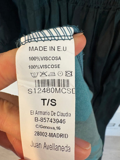 JUAN AVELLANEDA. Vestido largo verde estampado
