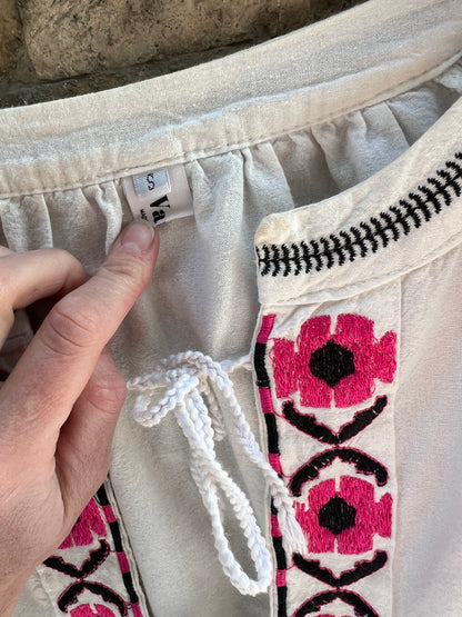 VAULT. Blusa blanca bordada