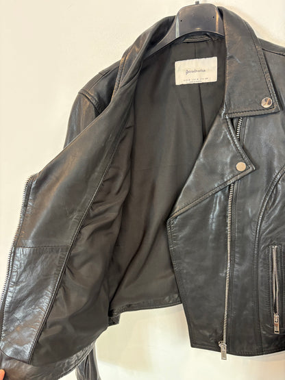 STRADIVARIUS. Cazadora negra piel