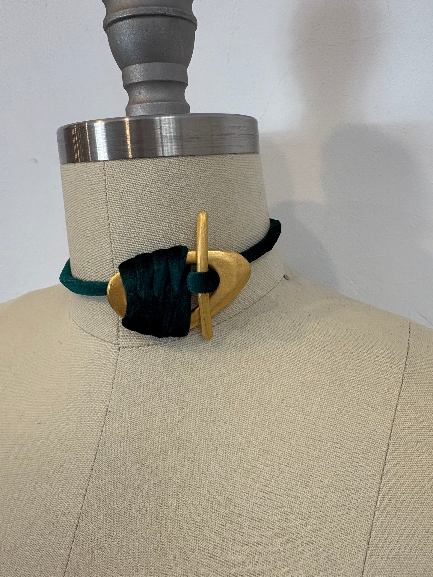 OTRAS. Choker dorado terciopelo verde