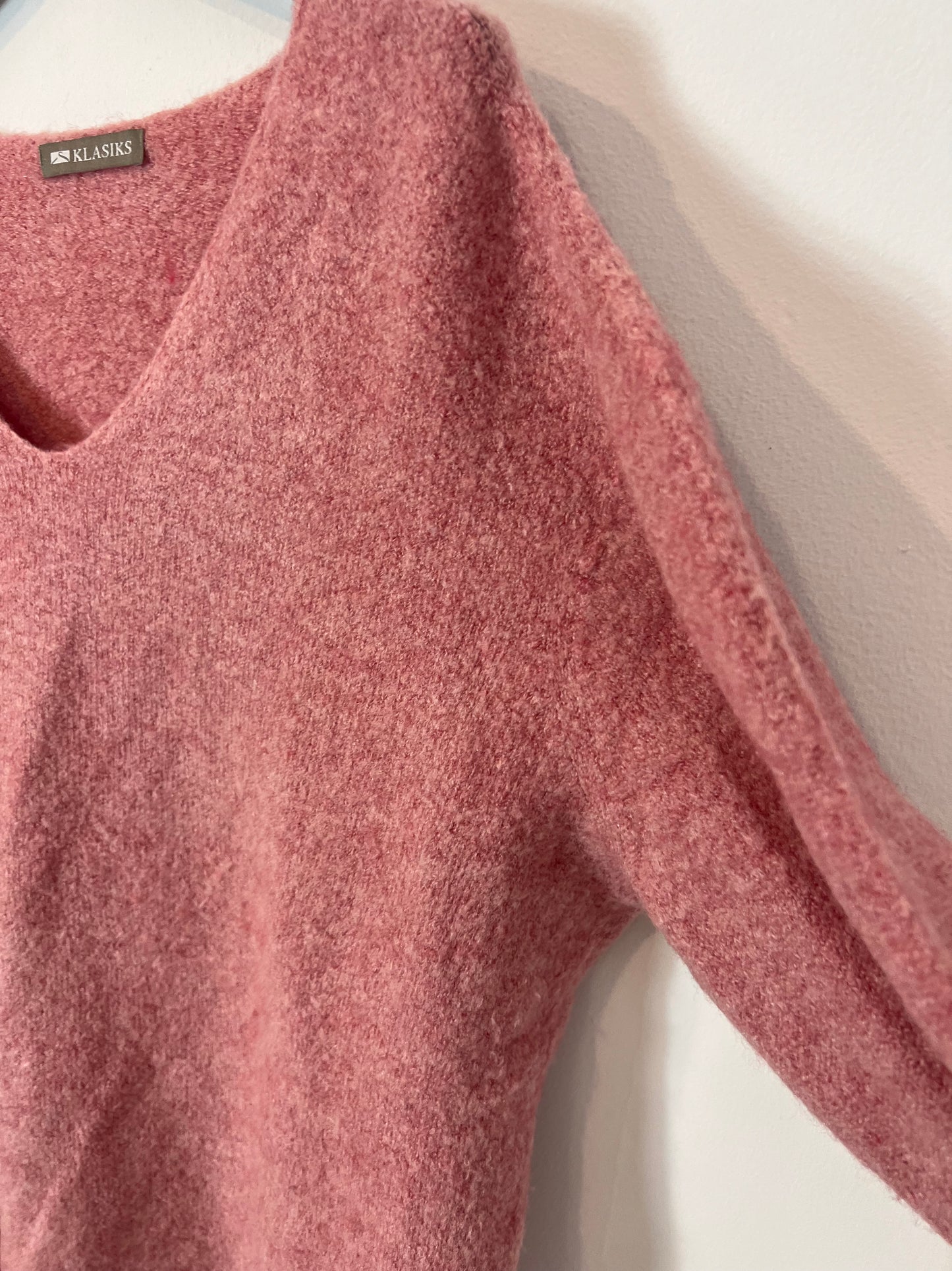 KLASIKS. Pink V-neck sweater Tu (s/m)