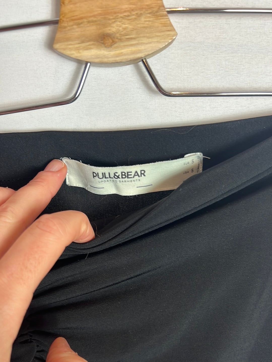 PULL&BEAR . Falda midi negra apertura . T S