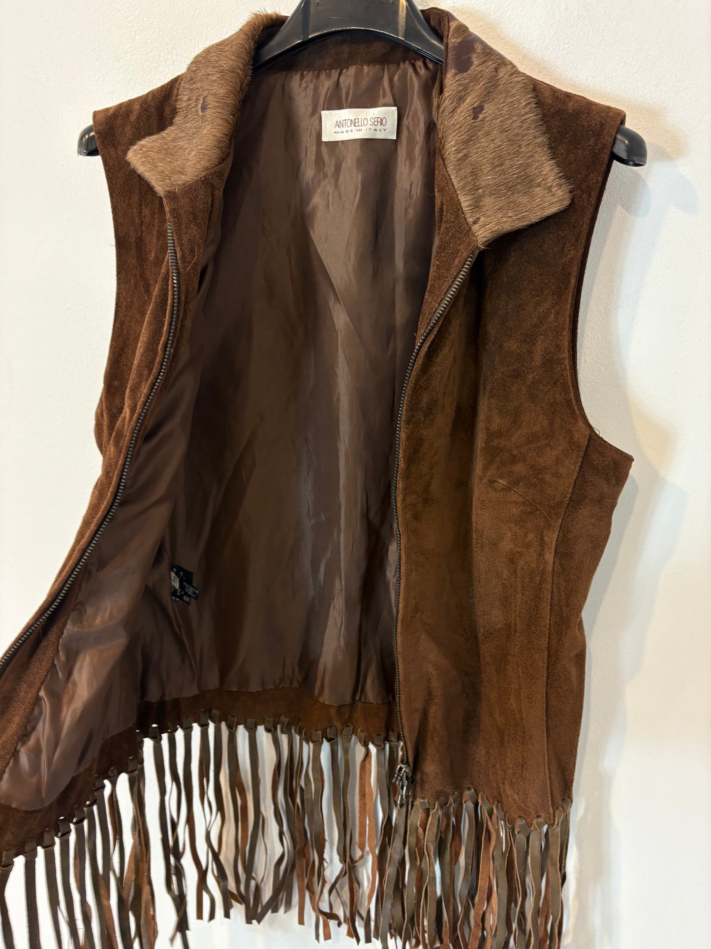 ANTONELLO SERIO. Brown leather vest with fringes. Size 40