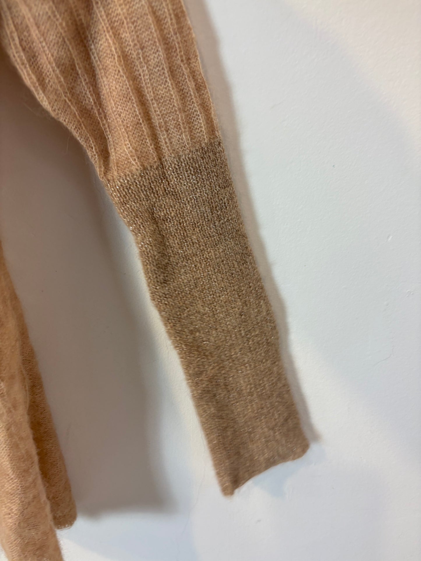 IS COMING. Jersey alpaca beige detalle puños