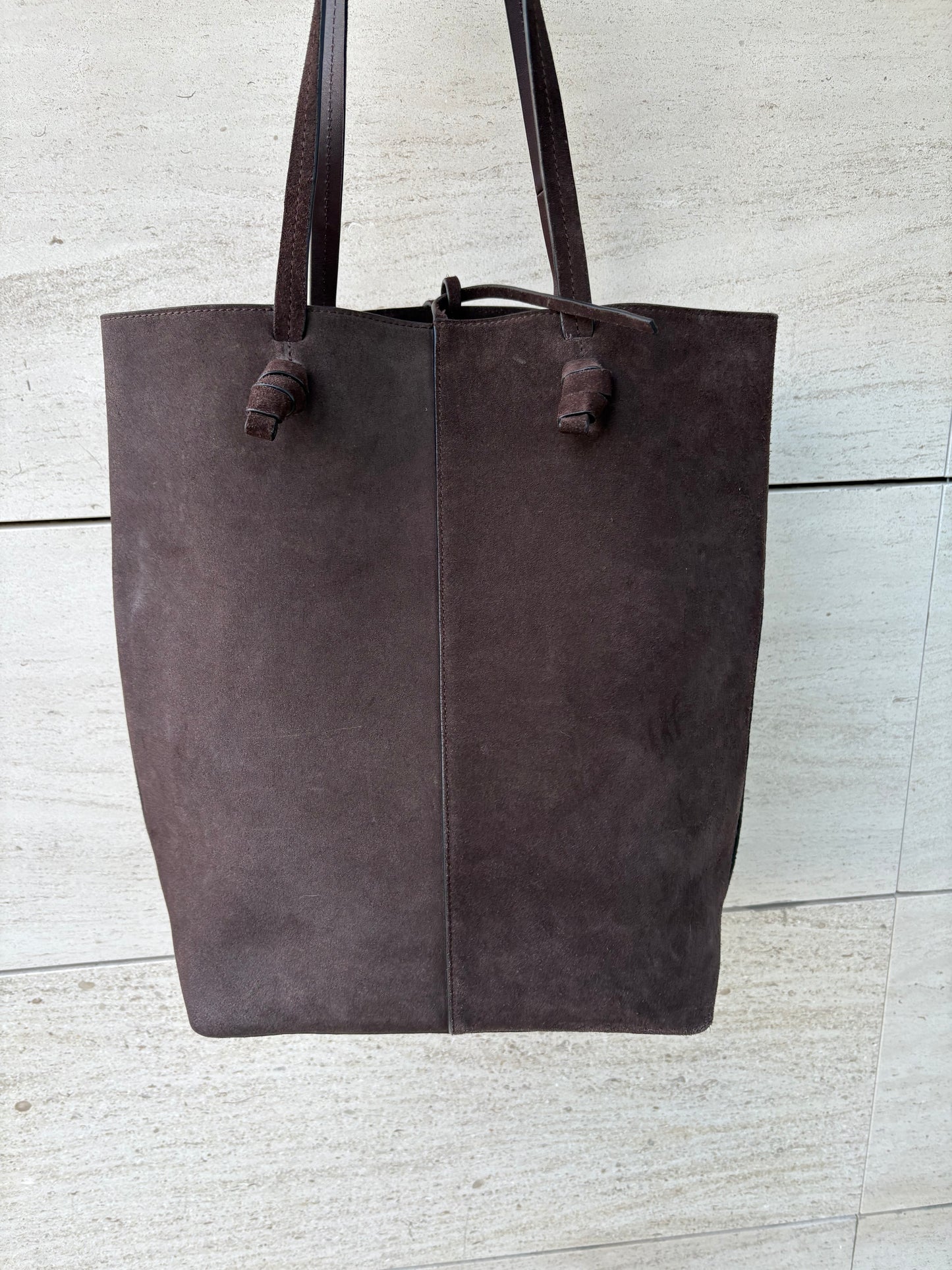 MASSIMO DUTTI. Bolso marrón nudo piel serraje