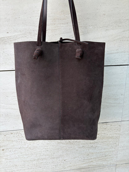 MASSIMO DUTTI. Bolso marrón nudo piel serraje