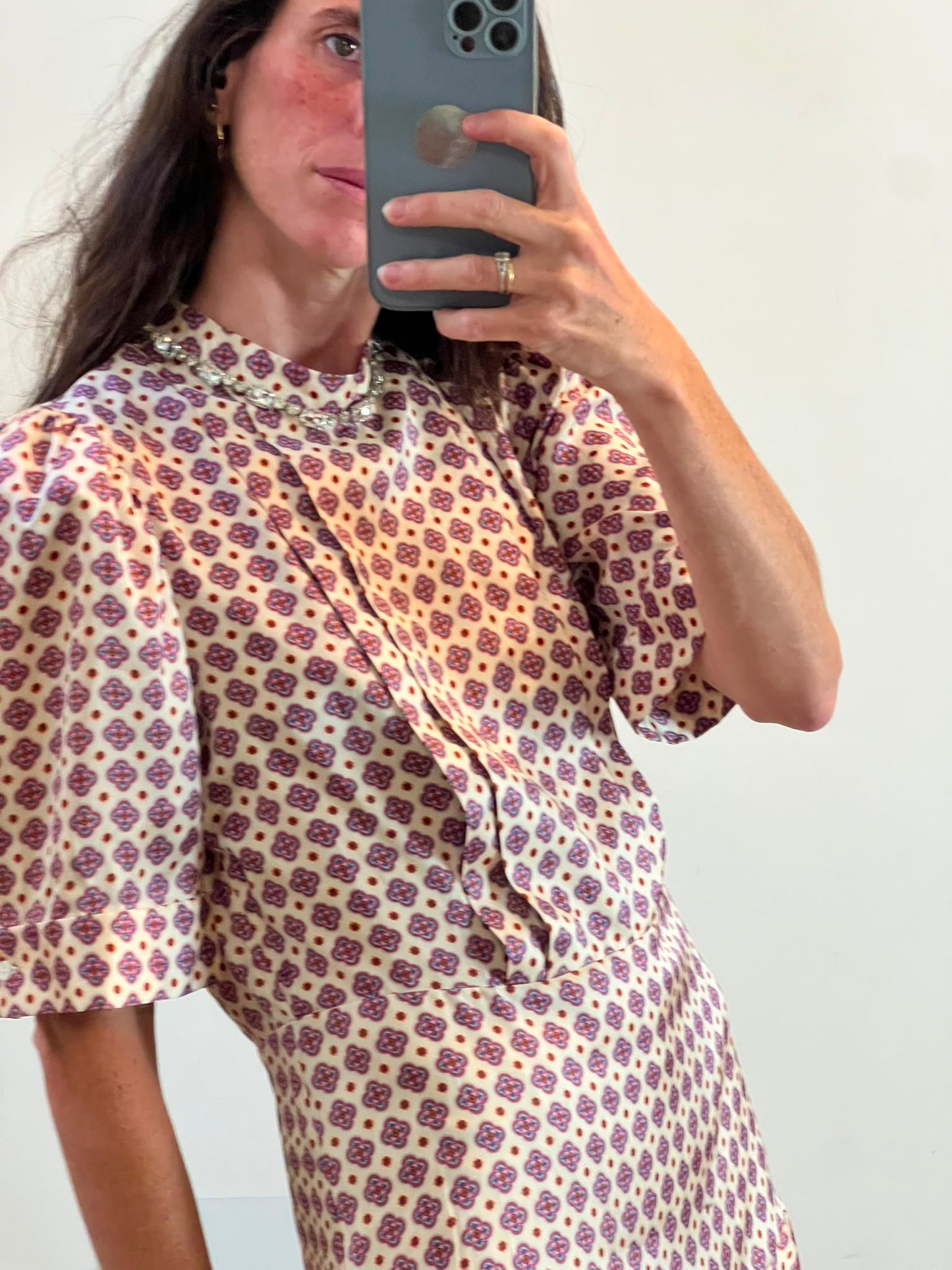 SANDRO. Vestido corto estampado detalle cuello