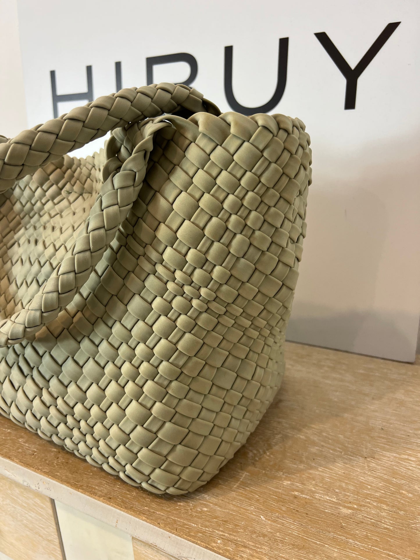 VANYLU. Bolso trenzado gris claro