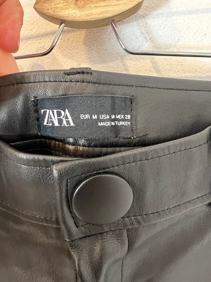ZARA. pantalón negro efecto piel. T M