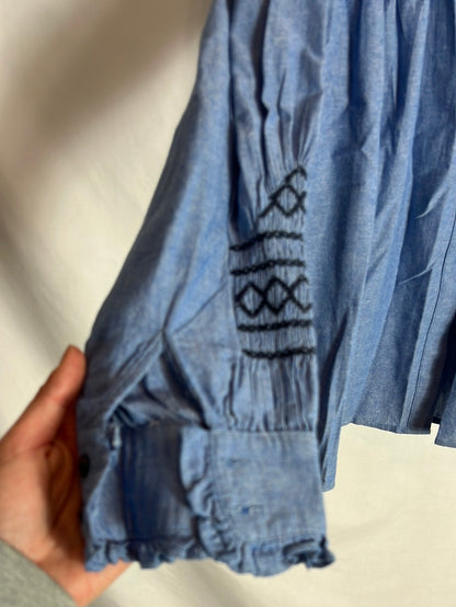 LLOYD’S. Camisa azul efecto denim bordados. T 40