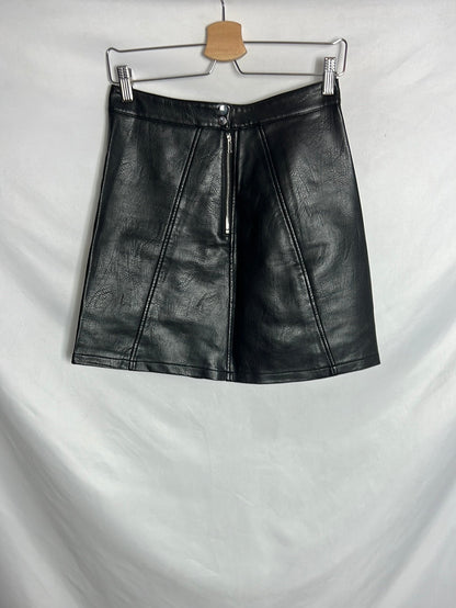 ZARA. Falda negra corta efecto piel. T S