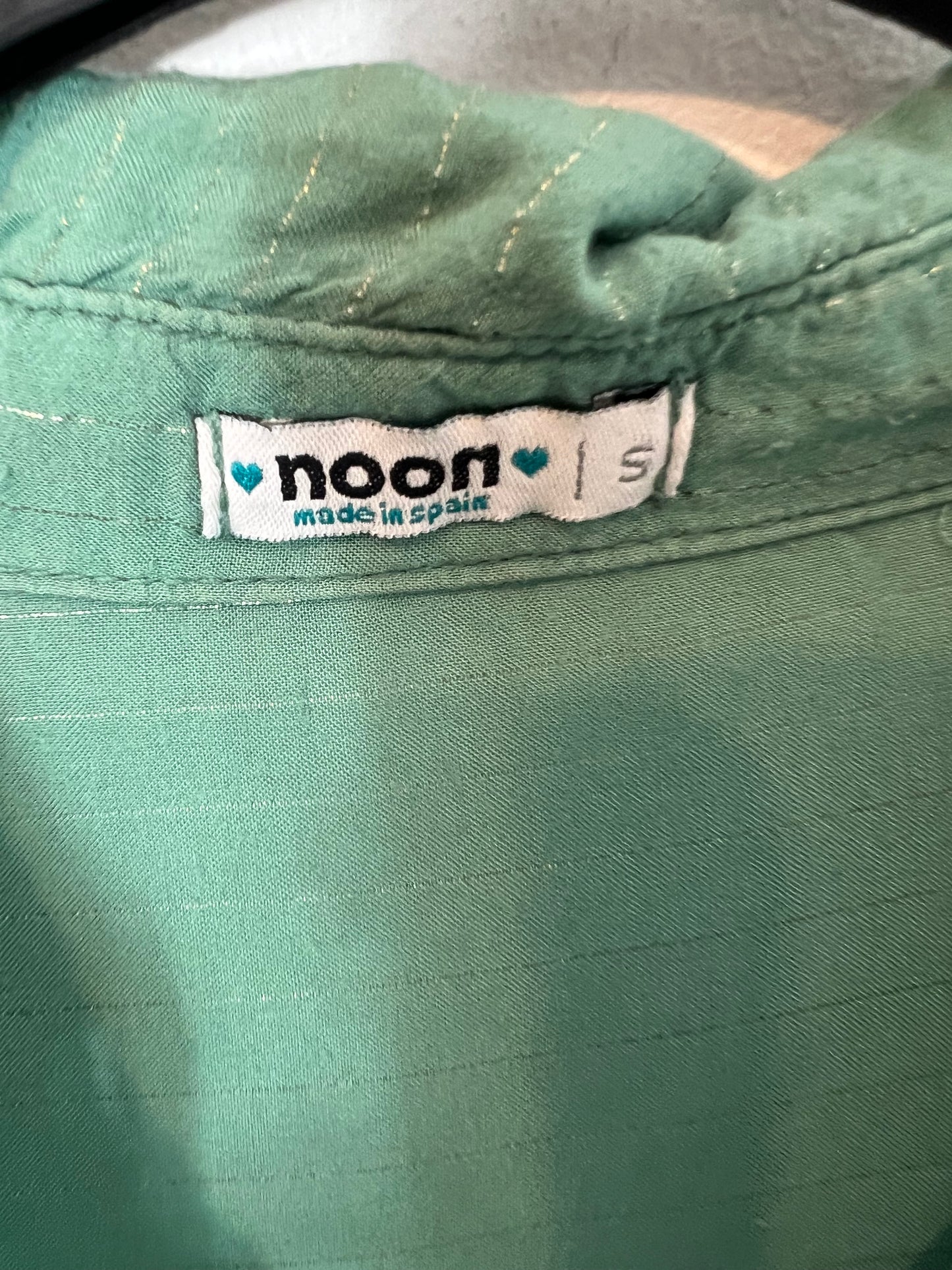 NOON. Flowy green blouse with shiny threads. TS