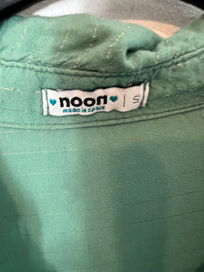 NOON. Flowy green blouse with shiny threads. TS