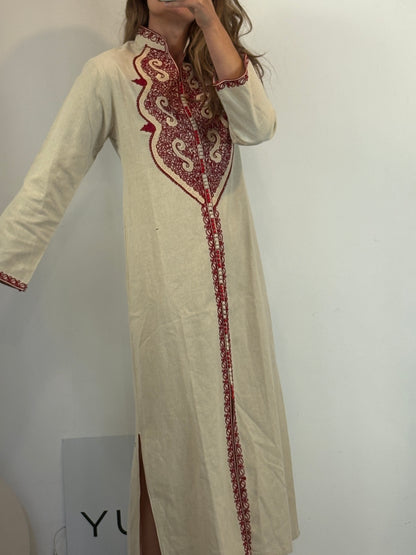 Vestido caftán beige detalles