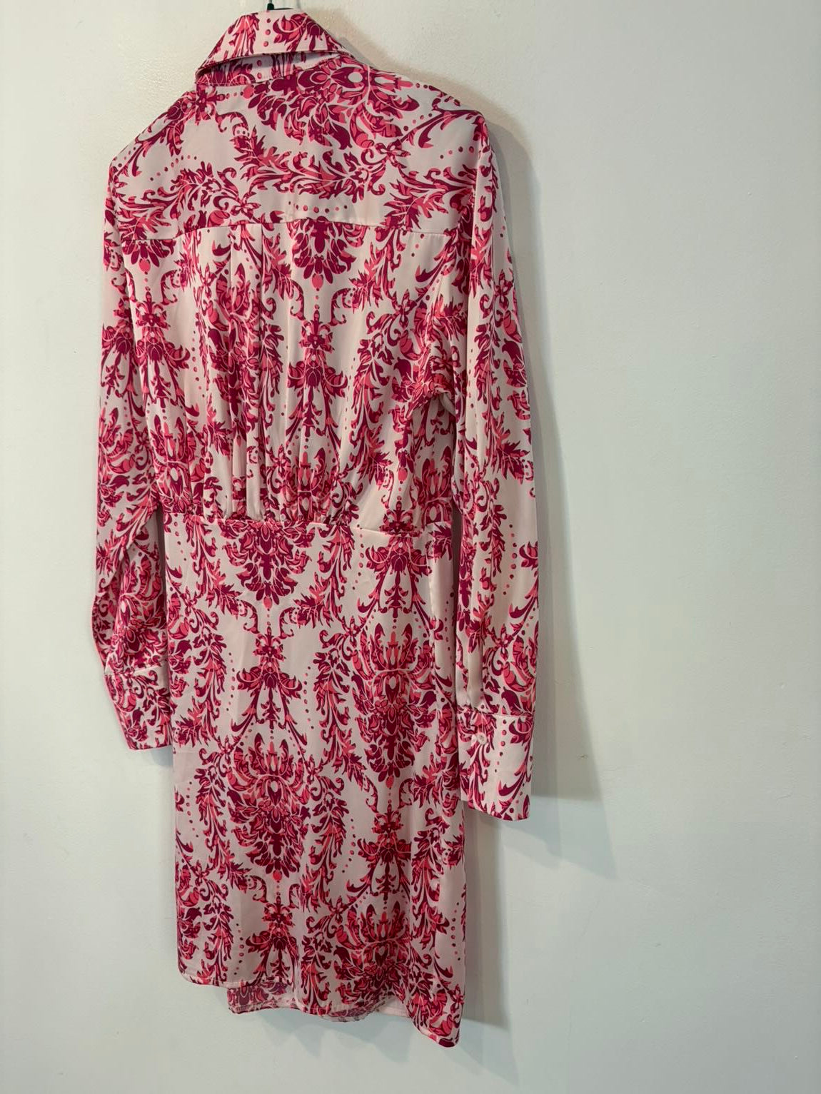 SEE IOU Juan Avellaneda. Vestido corto cruzado estampado rosa