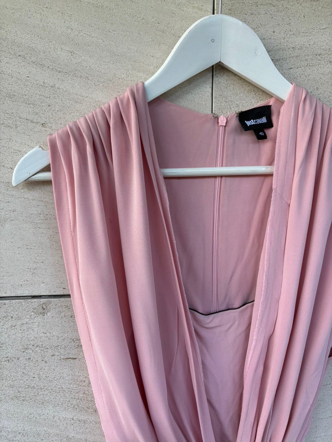 JUST CAVALLI. Top rosa  claro detalle escote